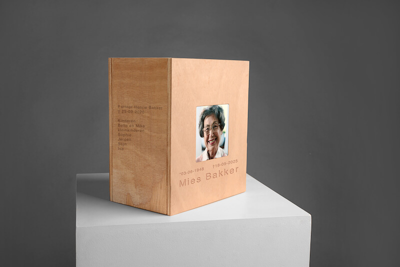 Urn van beukenhout staand - vierkant - Afbeelding 4